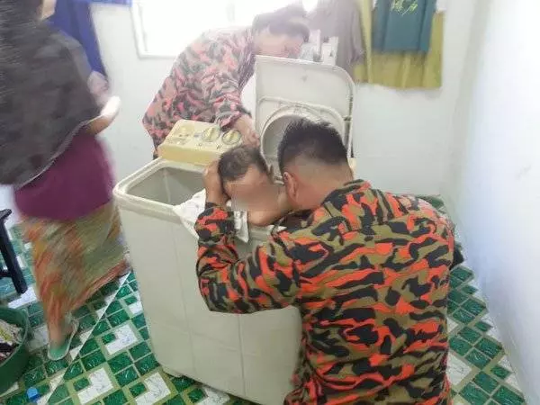 3歲男童腳卡洗衣機 消拯大哥施援手