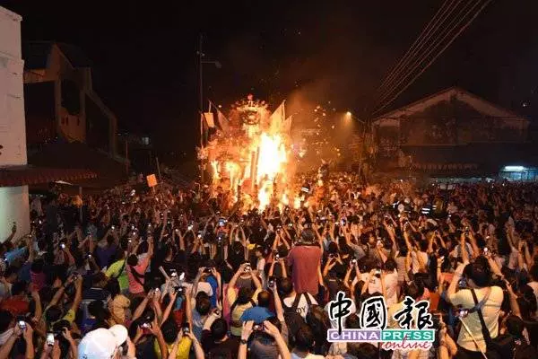 27呎5寸大士爺紙紮金身 今晚焚化迴鑾