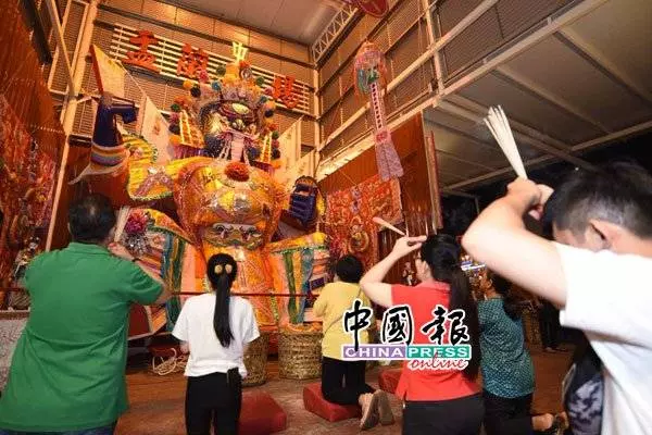 27呎5寸大士爺紙紮金身 今晚焚化迴鑾