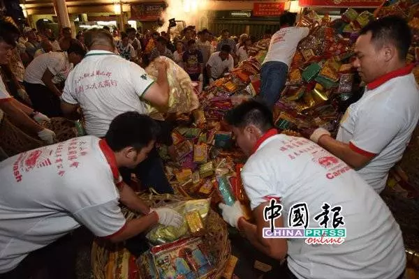 27呎5寸大士爺紙紮金身 今晚焚化迴鑾