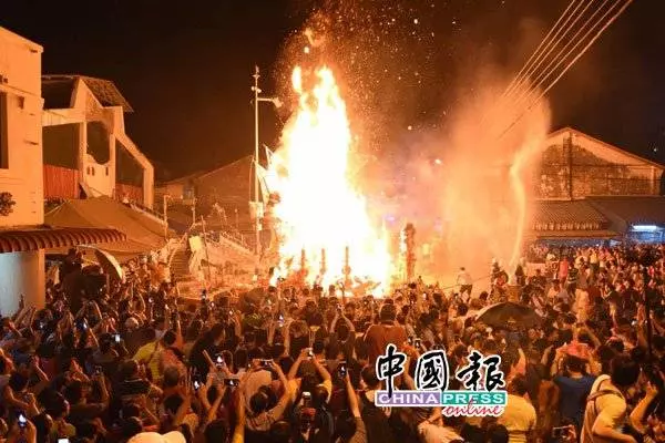 27呎5寸大士爺紙紮金身 今晚焚化迴鑾