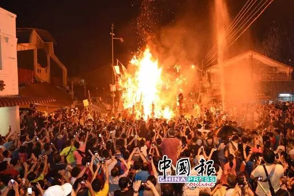 27呎5寸大士爺紙紮金身 今晚焚化迴鑾