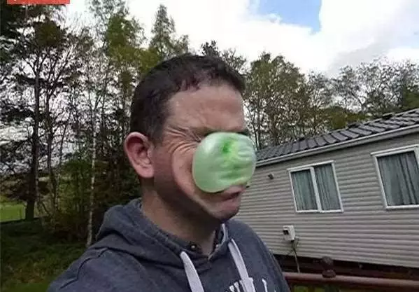 20張湊巧借位的照片讓你笑到崩潰第三個你是在干三小?
