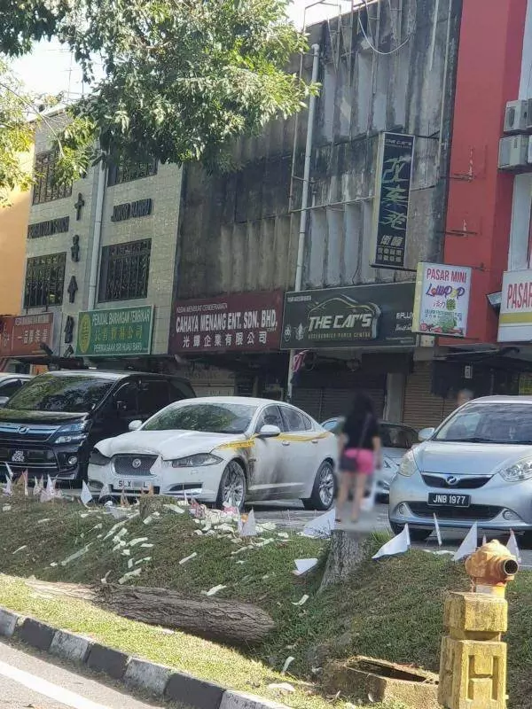 路邊燒金銀紙 毀名車 男子用餐半小時損失大
