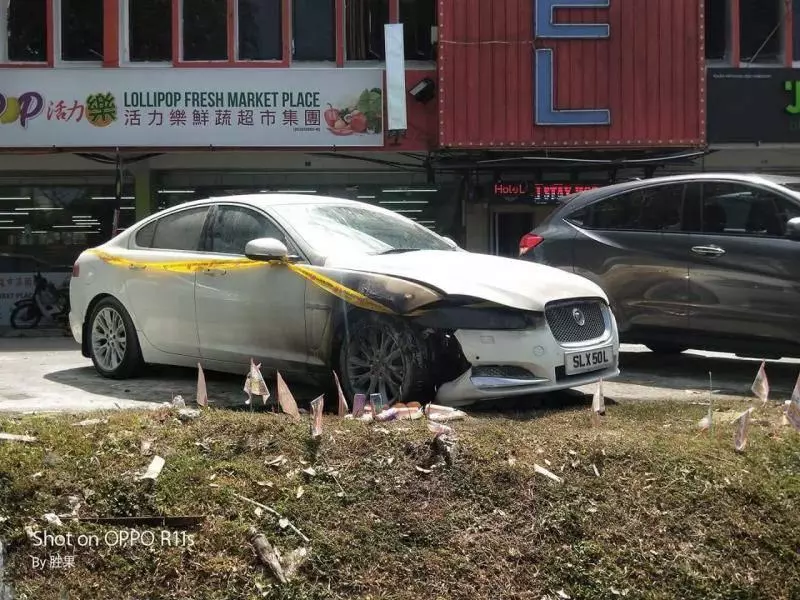 路邊燒金銀紙 毀名車 男子用餐半小時損失大