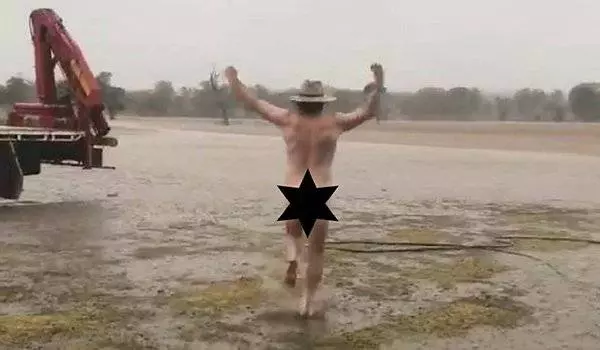 澳旱災後驟降甘霖 農夫雨中裸奔慶祝