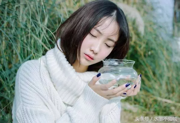 我離婚後回娘家暫住,弟弟說他錢丟了,母親拿過我的包兒開始搜