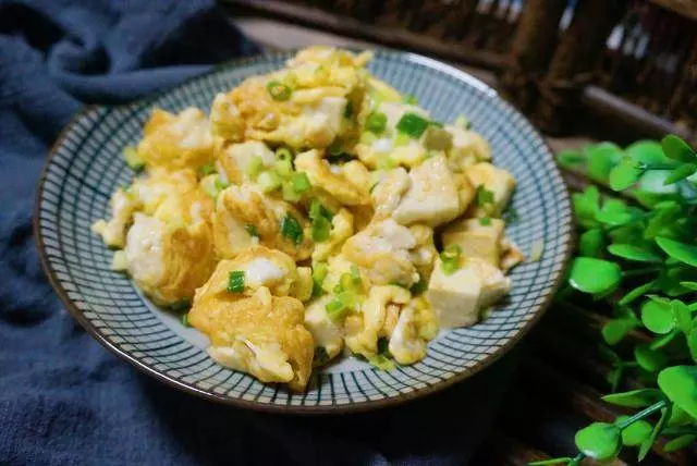 豆腐這樣做,補鈣又營養,多給孩子吃,3塊錢炒一大盤