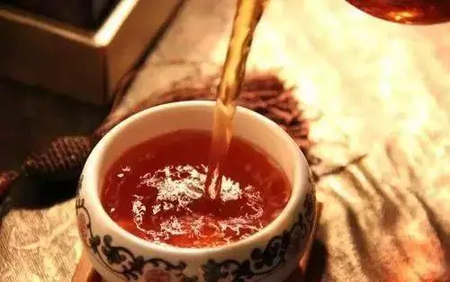 口腔潰瘍不能進食怎麼辦呢?把大蒜皮放進嘴裡,不花一分錢就不疼了