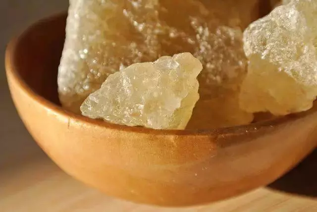 口腔潰瘍不能進食怎麼辦呢?把大蒜皮放進嘴裡,不花一分錢就不疼了