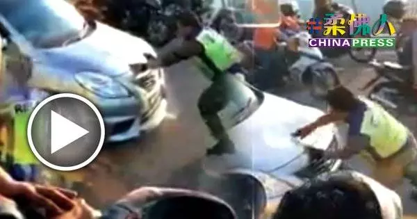 柔佛長堤大塞車,轎車司機闖入摩哆車道,遭志願警衛團團員人肉擋車及大力敲打轎車車頭,仍執意向前行