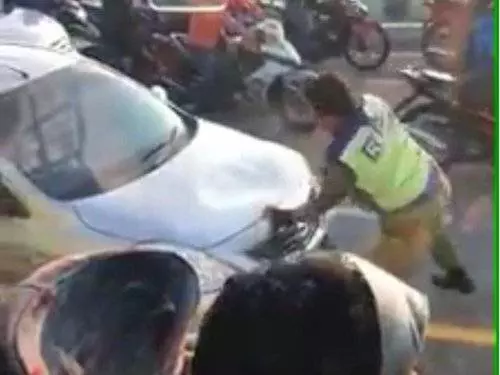 柔佛長堤大塞車,轎車司機闖入摩哆車道,遭志願警衛團團員人肉擋車及大力敲打轎車車頭,仍執意向前行
