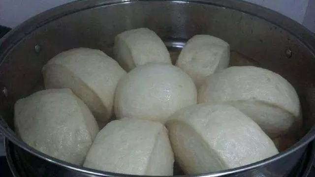 父親半夜蒸饅頭,清晨饅頭全丟了,遠嫁女兒跟蹤父親後發現秘密
