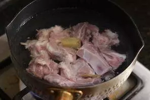 豆腐乳燒排骨,鮮香四溢家人都愛,肉質飽滿好吃舔手指