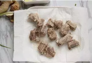 豆腐乳燒排骨,鮮香四溢家人都愛,肉質飽滿好吃舔手指