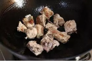 豆腐乳燒排骨,鮮香四溢家人都愛,肉質飽滿好吃舔手指
