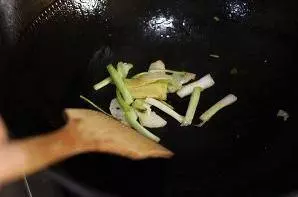 豆腐乳燒排骨,鮮香四溢家人都愛,肉質飽滿好吃舔手指