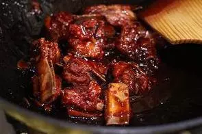 豆腐乳燒排骨,鮮香四溢家人都愛,肉質飽滿好吃舔手指