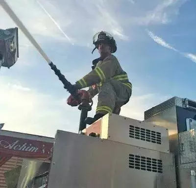 凌晨4點,漂亮女孩偷偷為兩個男人買單,隨後發生的一切讓人淚濕雙眼