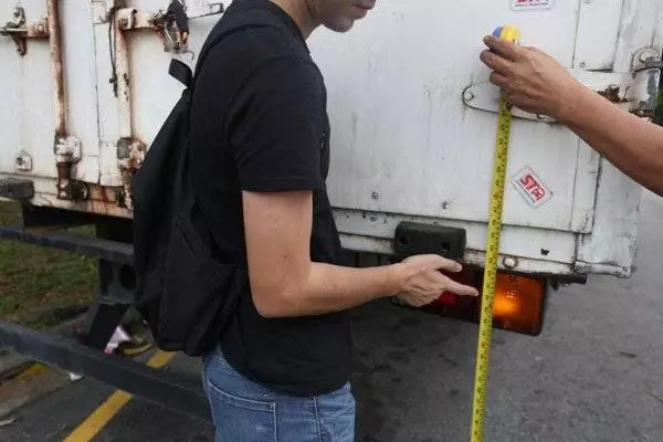 貨車突然自動倒退 卸貨司機慘被夾斃