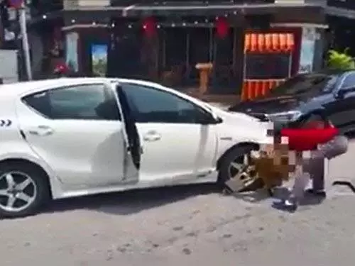 不滿被鎖車輪 司機怒拆車鎖