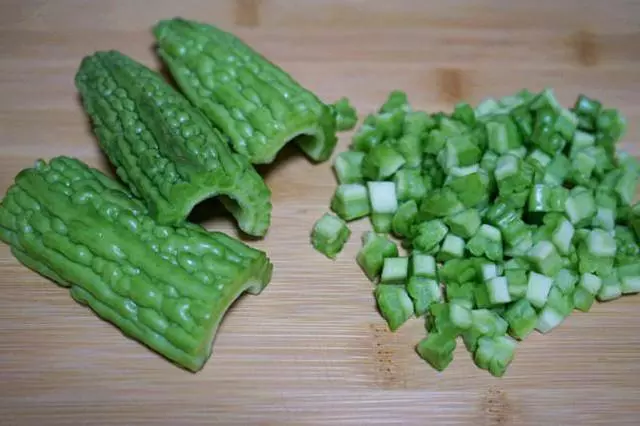 苦瓜去苦味,三招一分鐘搞定,清爽去火還不吃苦,孩子也愛吃!