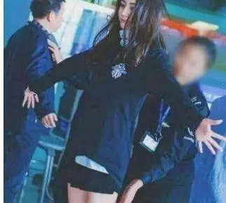 明星過安檢,熱巴敞亮,楊冪無奈,娜扎擺pose,我就服趙麗穎