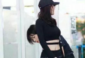 明星過安檢,熱巴敞亮,楊冪無奈,娜扎擺pose,我就服趙麗穎