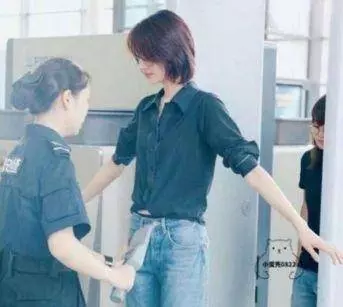 明星過安檢,熱巴敞亮,楊冪無奈,娜扎擺pose,我就服趙麗穎