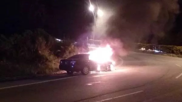 駕駛途中車起火 司機跳車保命