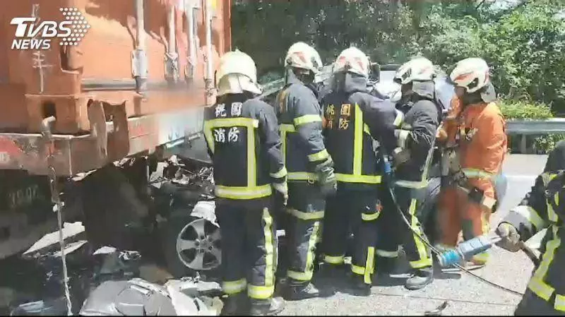 誤闖五楊高架貨櫃車急煞 釀後方駕駛追撞亡