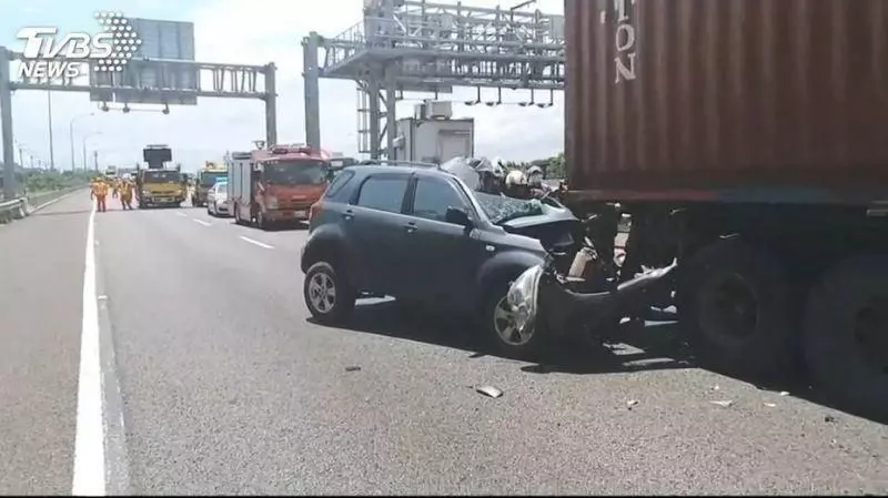 誤闖五楊高架貨櫃車急煞 釀後方駕駛追撞亡