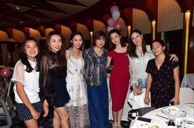 熊黛林為雙胞胎女兒辦百日宴,48歲姑媽郭可盈現身祝福,網友:簡直就像吃了防腐劑一樣…