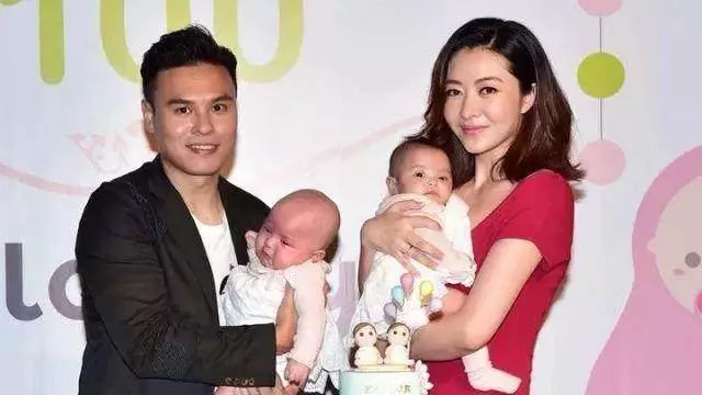 熊黛林為雙胞胎女兒辦百日宴,48歲姑媽郭可盈現身祝福,網友:簡直就像吃了防腐劑一樣…