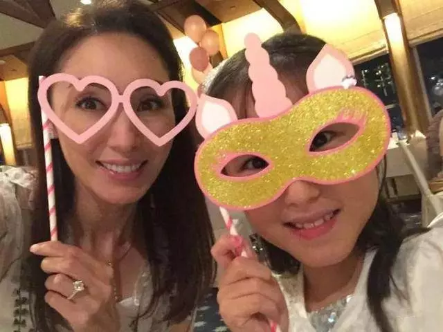 熊黛林為雙胞胎女兒辦百日宴,48歲姑媽郭可盈現身祝福,網友:簡直就像吃了防腐劑一樣…