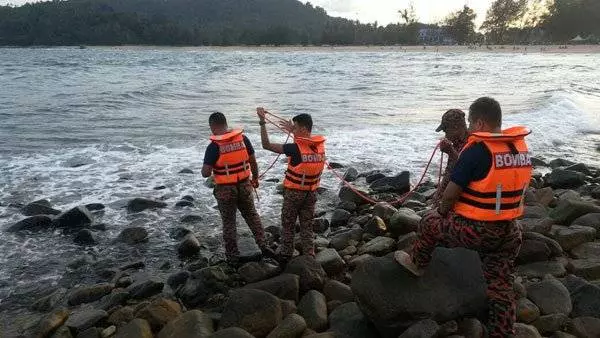 [ 大馬 ] 海邊玩水遭大浪捲走 3少年失蹤