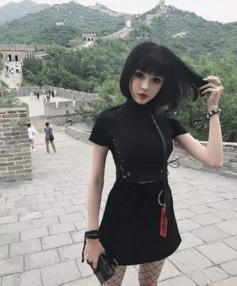 素顏根本我妹妹啊!強國「暗黑系真人娃娃」網路爆紅,IG粉更是已有50萬人,卸妝後美到讓日本網友也瘋狂。