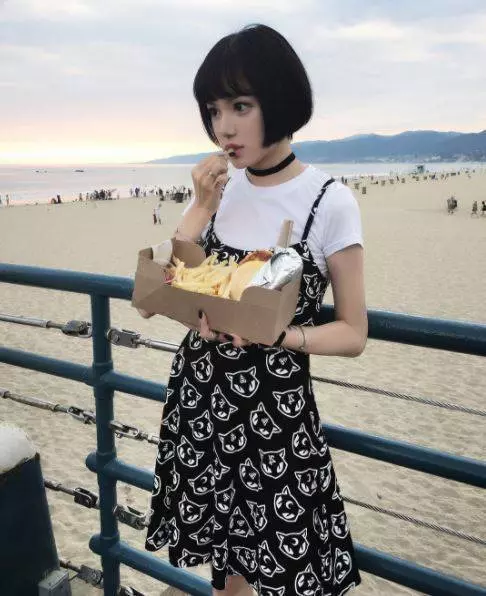素顏根本我妹妹啊!強國「暗黑系真人娃娃」網路爆紅,IG粉更是已有50萬人,卸妝後美到讓日本網友也瘋狂。