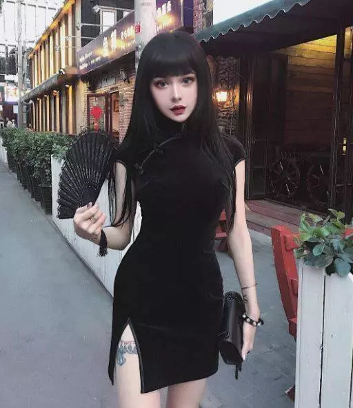 素顏根本我妹妹啊!強國「暗黑系真人娃娃」網路爆紅,IG粉更是已有50萬人,卸妝後美到讓日本網友也瘋狂。