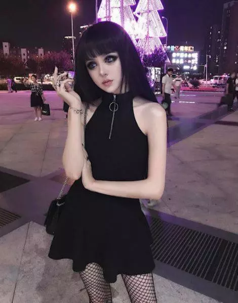 素顏根本我妹妹啊!強國「暗黑系真人娃娃」網路爆紅,IG粉更是已有50萬人,卸妝後美到讓日本網友也瘋狂。