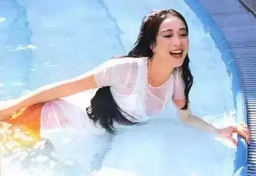 鍾麗緹23歲選美照曝光,評委居然是關之琳,網友:31歲打敗了23歲