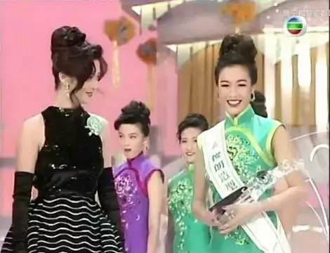 鍾麗緹23歲選美照曝光,評委居然是關之琳,網友:31歲打敗了23歲