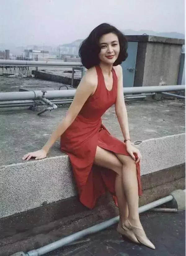 鍾麗緹23歲選美照曝光,評委居然是關之琳,網友:31歲打敗了23歲