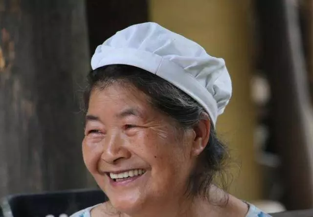 母親借2000給陌生人,都說她被騙了,回家手機螢幕一亮,驚喜來了