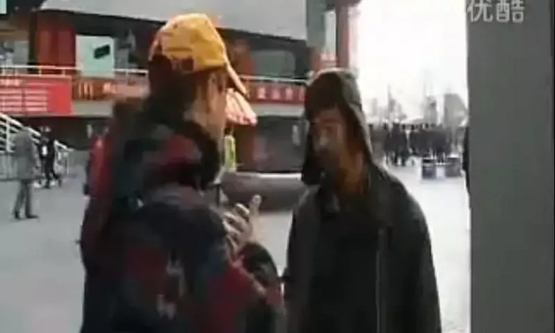 這個英國高富帥瘋了,賣房賣車拿出1000萬,傾家蕩產也要繼續行善···