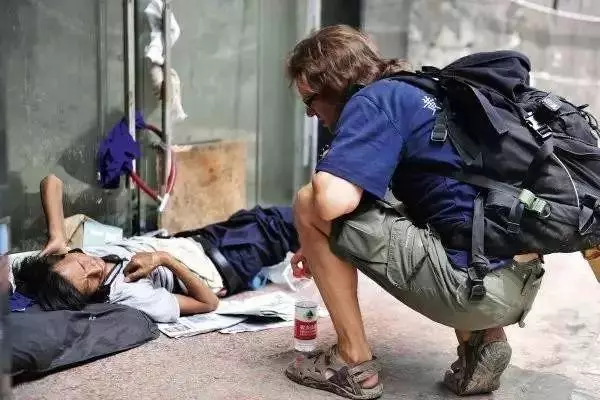 這個英國高富帥瘋了,賣房賣車拿出1000萬,傾家蕩產也要繼續行善···