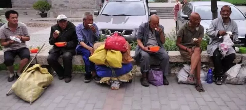 這個英國高富帥瘋了,賣房賣車拿出1000萬,傾家蕩產也要繼續行善···