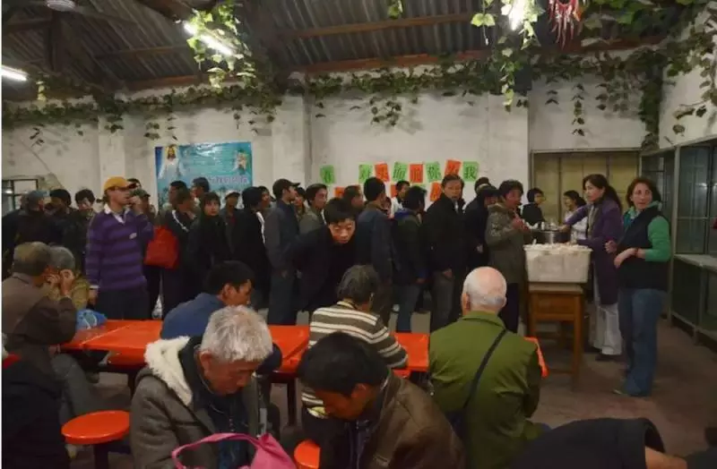 這個英國高富帥瘋了,賣房賣車拿出1000萬,傾家蕩產也要繼續行善···
