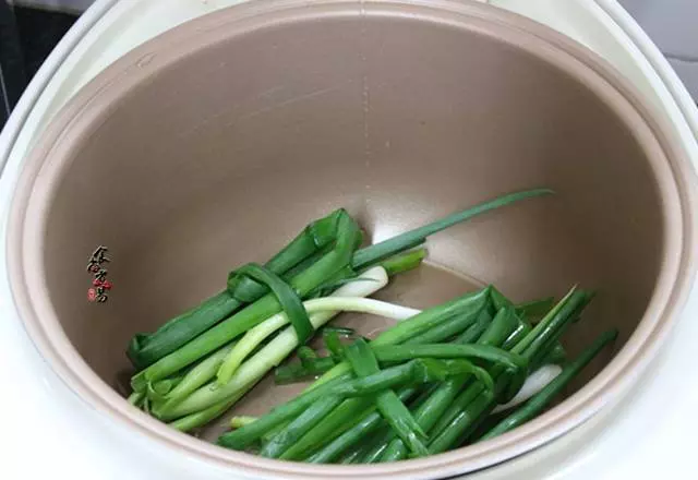 這樣烹調雞肉,不用一滴水,鮮香入味,整塊撕開吃,太過癮了
