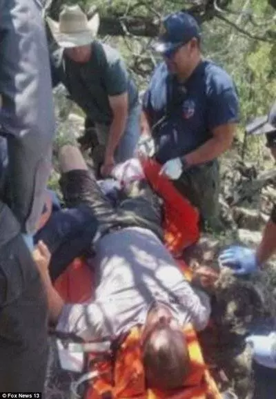 棕熊狠咬男子腿不放 救援員鋸熊頭救人